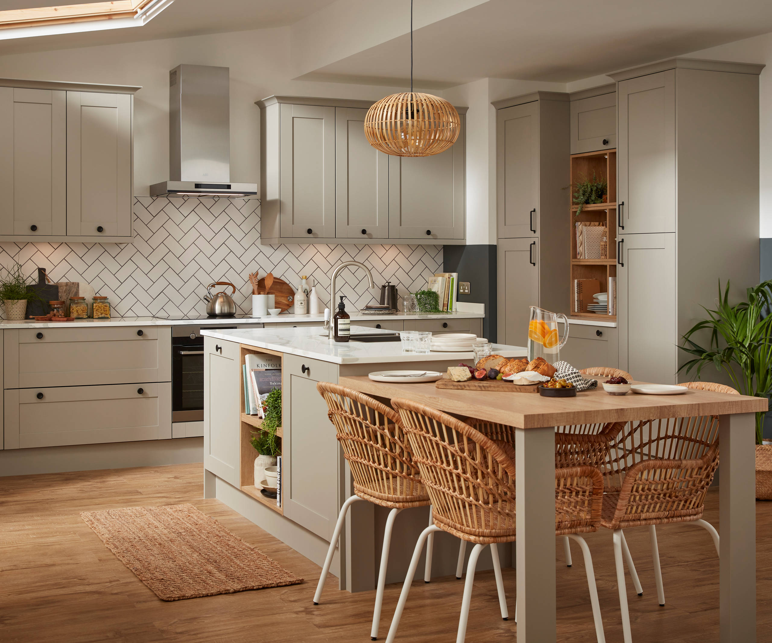 Tatton Kitchen by Magnet. A beautiful easy to use kitchen with traditional features with stylish modern touches.