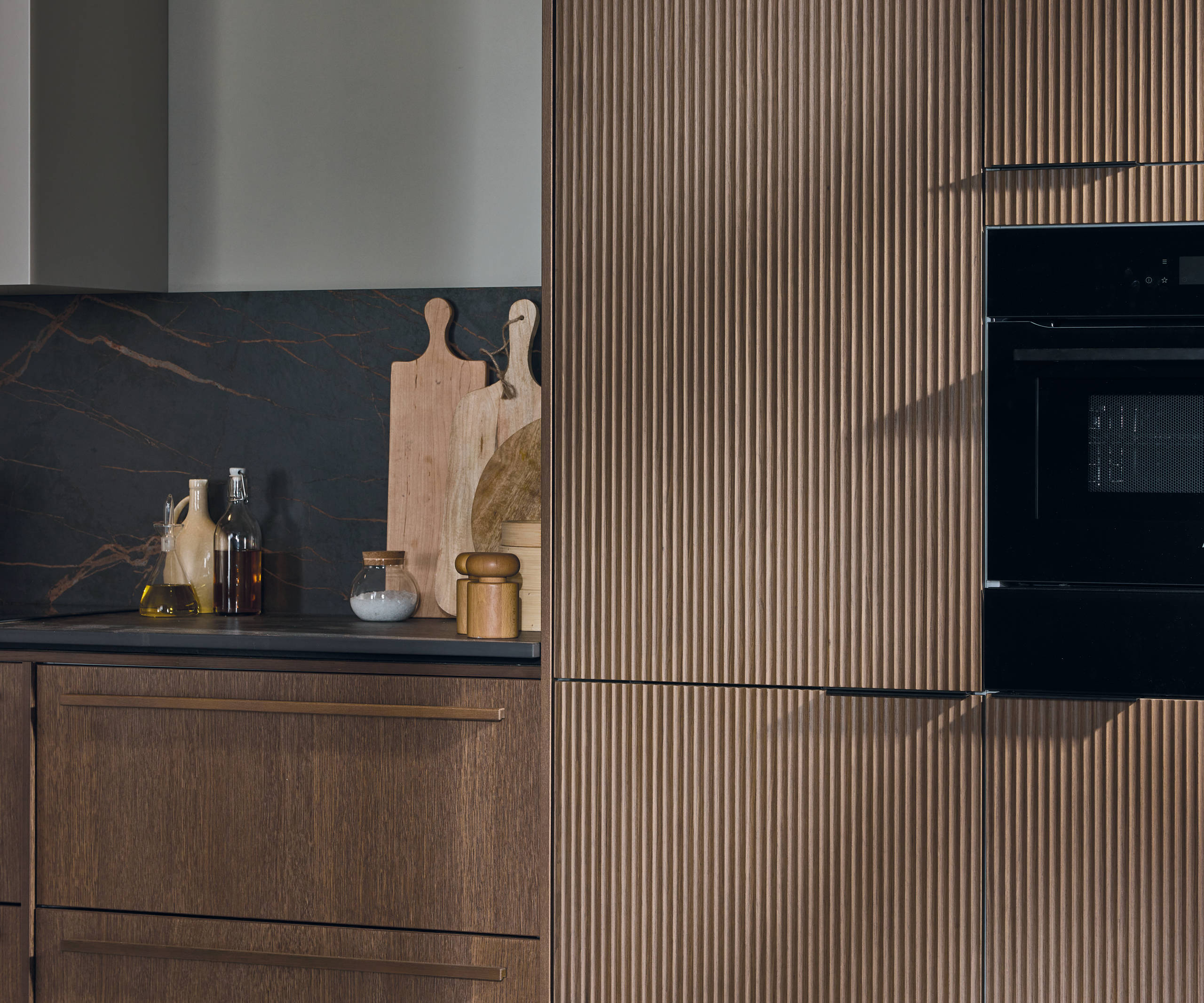 Magnet's kitchen Nordic Nature, with tall cabinet in wave fronts.