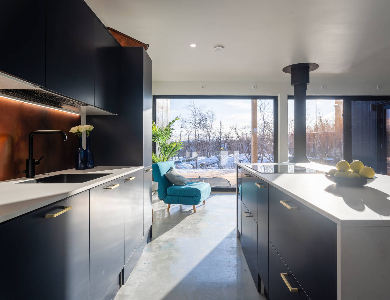 Novartin superlaminaattikeittiö rauhoittavassa luonnonvärisessä Meri-sävyssä, messinkivetimillä ja baarituoleilla varustetulla saarekkeella.