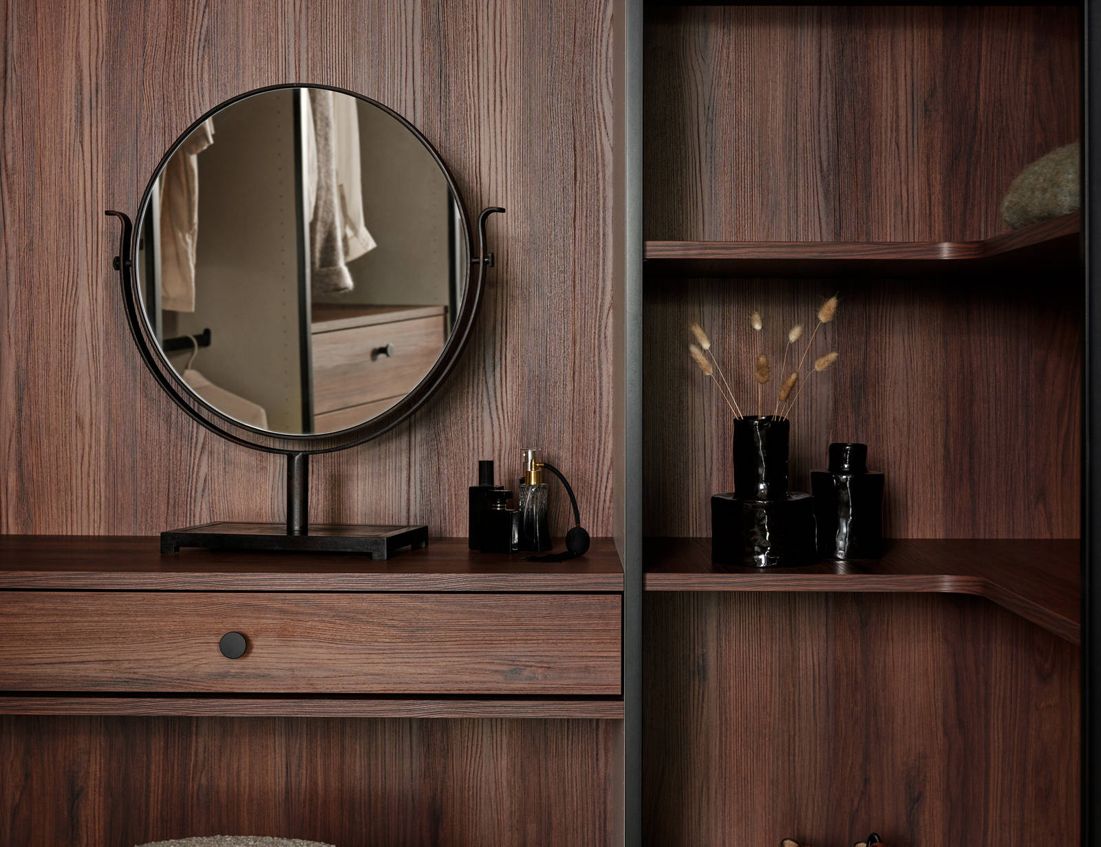 Garderobe innredning i mørk tre