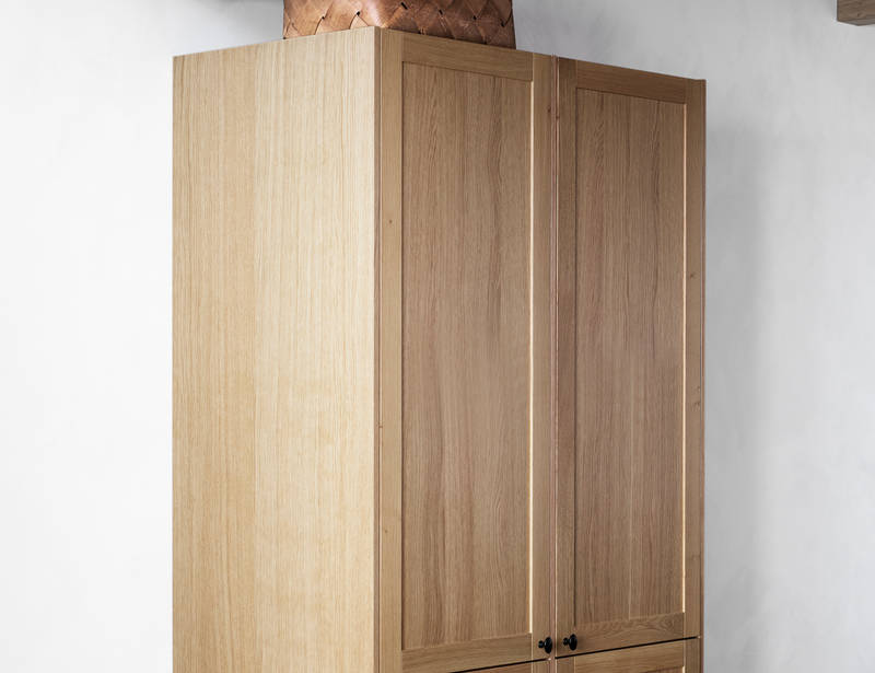 Square eg køkken højskab fra INVITA med træfinér i natur eg