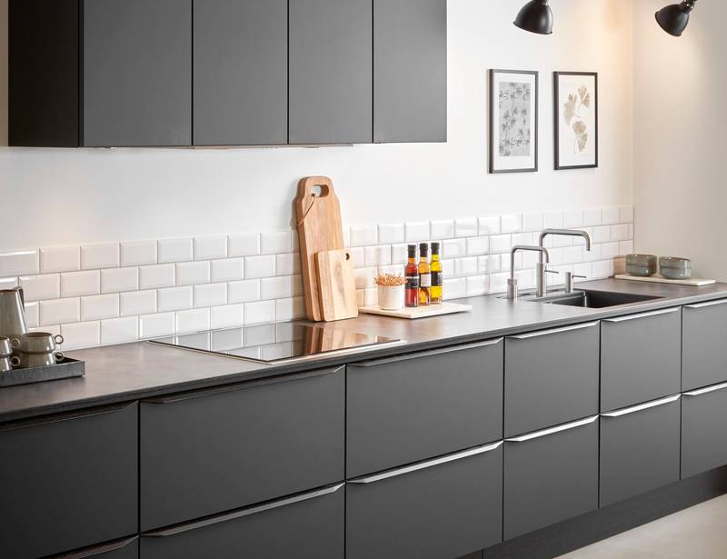 Køkken Comet Granit fra INVITA med slidstærk og rengøringsvenlig laminat på fronten og massive egetræskanter.