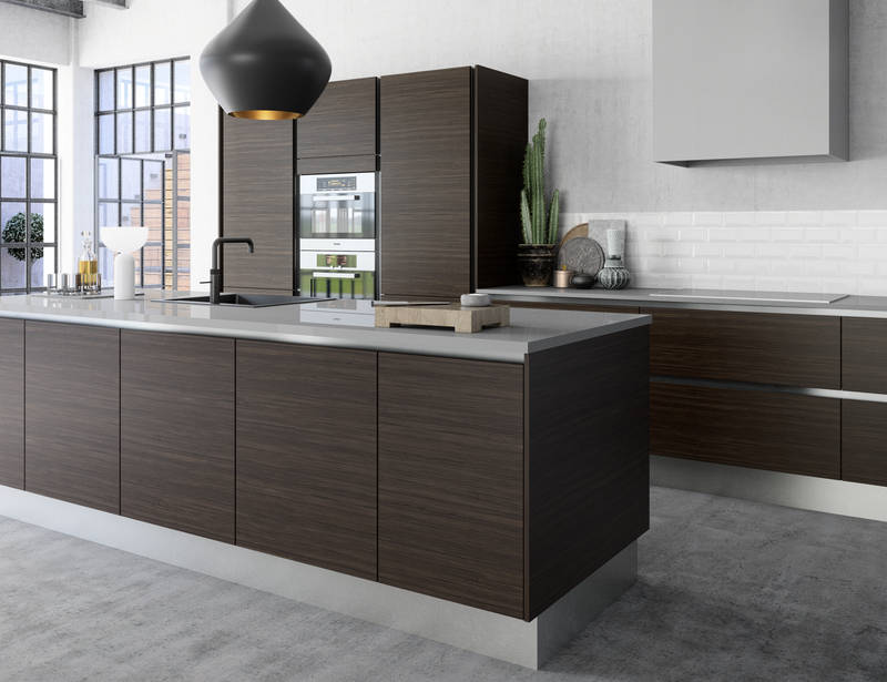 Exklusivt mørkt træ køkken med køkkenø Dark nature fra INVITA med vandret årestruktur fremstillet af bredygtigt træ