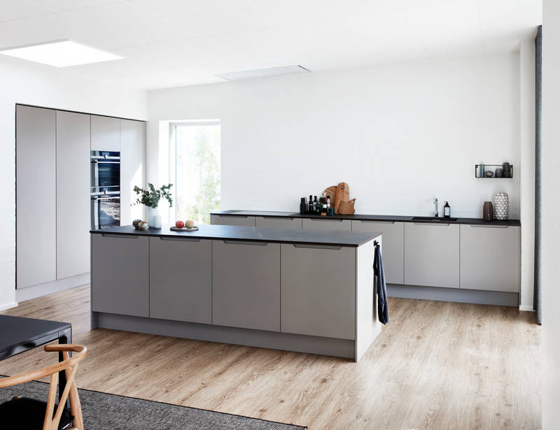 Køkken Urban Søsten med køkkenø fra INVITA med indfræsede greb og sort bordplade