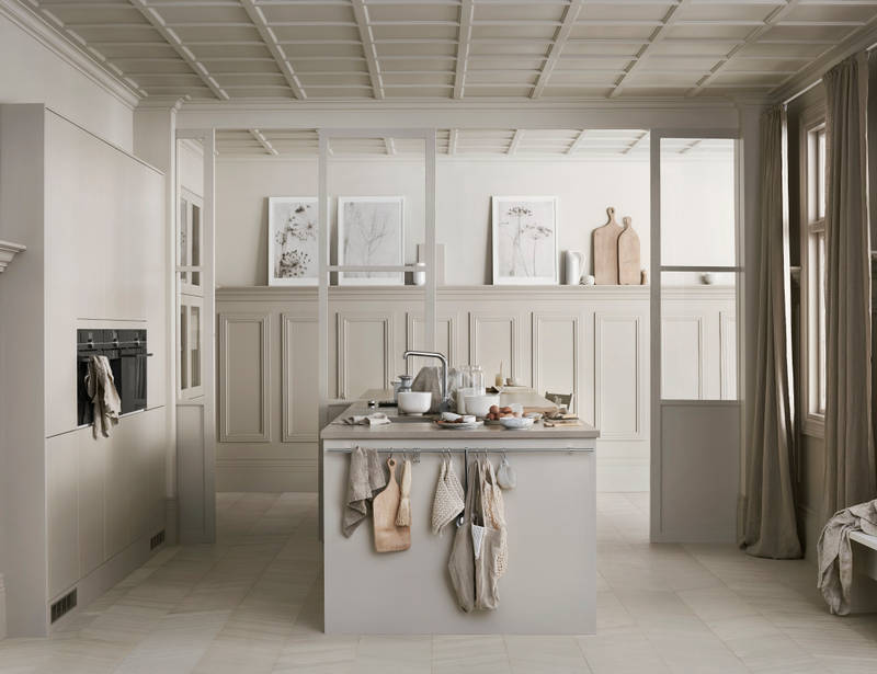 Beige køkken Athena Sand højskabe med integrerede ovne fra INVITA med push to open låger, køkkenø med vask og vandhane i rustfritt stål