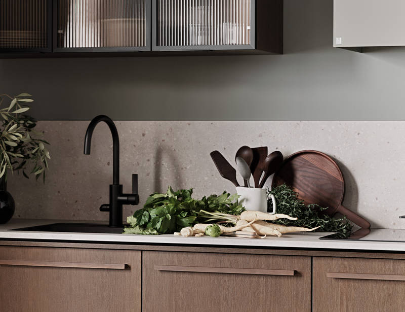 Nærbillede af Køkken Forever Oak fra INVITA, mørk eg køkkenskabe med massiv tre mørk eg håndtag, komposit bordplade, sort armatur og vitrineskab med riflede glas i tynd, sort aluminiumsramme