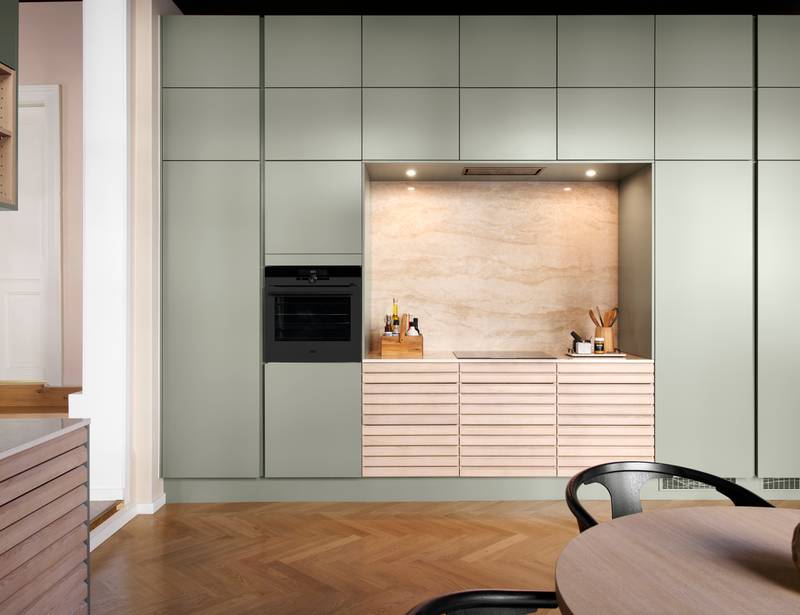 grebsfrie grønne køkkenet Highline Salvie med indfræsede greb i lågerne fra INVITA kombineret med med af egetræskøkken Ikon med håndsorterede lameller i massiv eg.