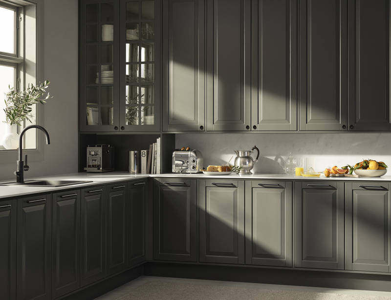 Mørkegrønt landkøkken Nordic Oliven fra INVITA med fyldningslåger, sort håndtag, vitrineskab med sprosselåger og hvid marmor laminatbordplade