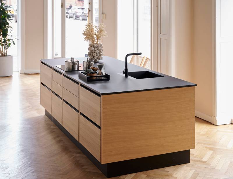 Køkkenøya Glød fra INVITA , skuffer i massivt egetræ med fingertappede samlinger og sort granit bordplade