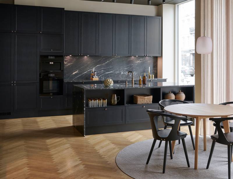 Træ spisebord og stole, finér sort eg køkken Square fra INVITA med marmor bordplade