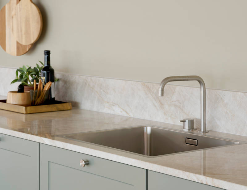 Grønn retrokøkken Square Salvie køkken fra INVITA med rustfri stål håndtag, armatur og vask med grå marmor bordplade