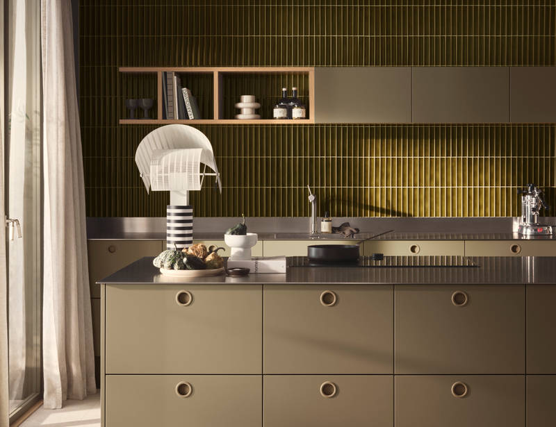 Jubilæumskøkken fra INVITA med grønne skaber inspireret av 1970'erne og grønne fliser