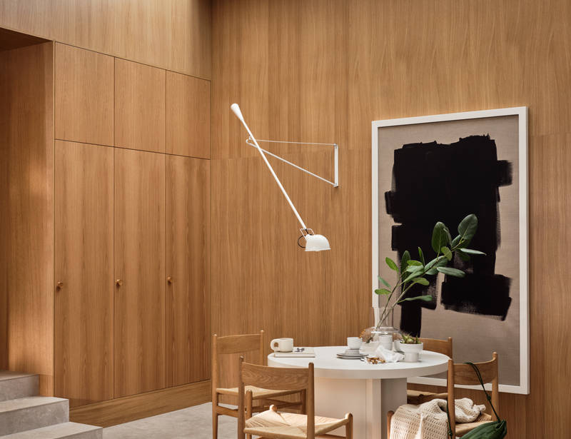 Jubilæumskøkken fra INVITA med elegant træfinér eg, matchende vægpanel og skaber inspireret av 1970'erne, hvid bord med stoler i tre