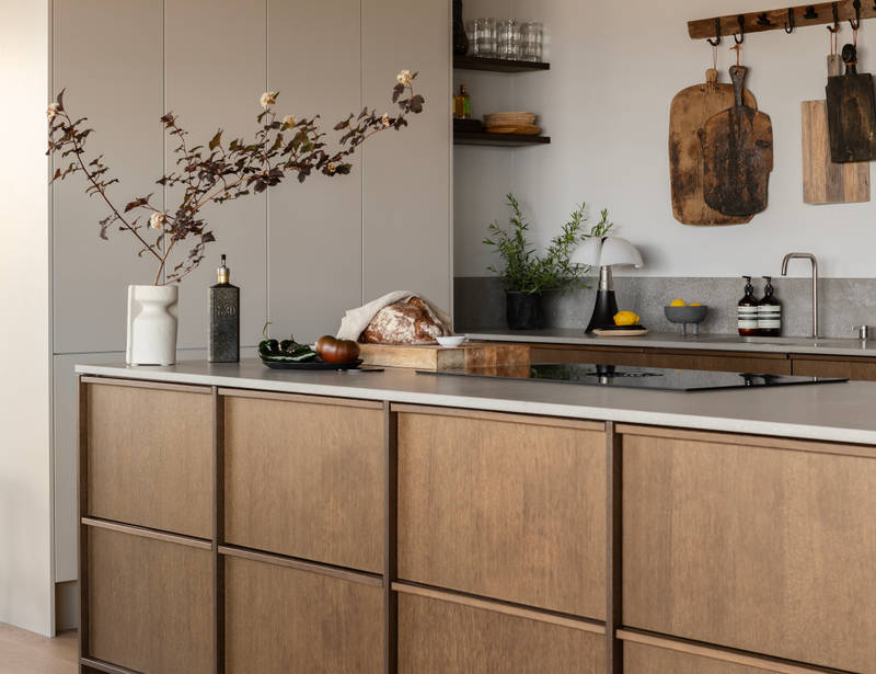 Køkkenø i brun egetræsfiner køkkenet Forever oak med matchende tre håndtag fra INVITA med beige højskabe Athena Sand