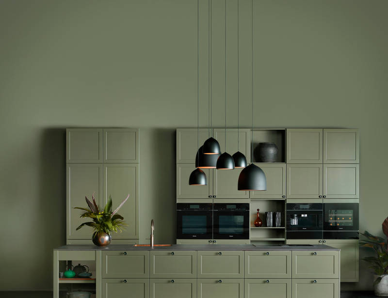 Nostalgisk grønn køkken Northern Shaker Oliven fra INVITA med håndtappede træskuffer og moderne linjer på fyldningslågerne, køkkenø med åbne hylder of endereoler