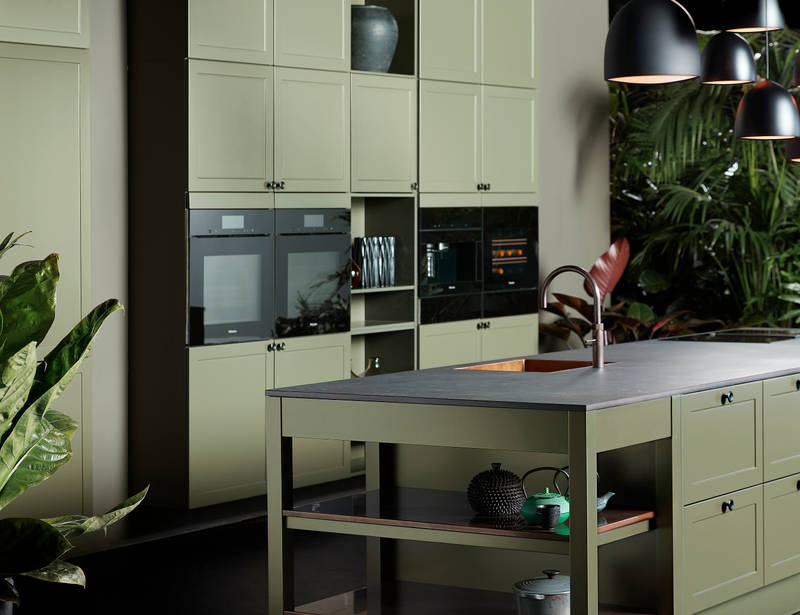 Nostalgisk grønn køkken Northern Shaker Olivenfra INVITA med håndtappede træskuffer og moderne linjer på fyldningslågerne, køkkenø med åbne hylder of endereoler