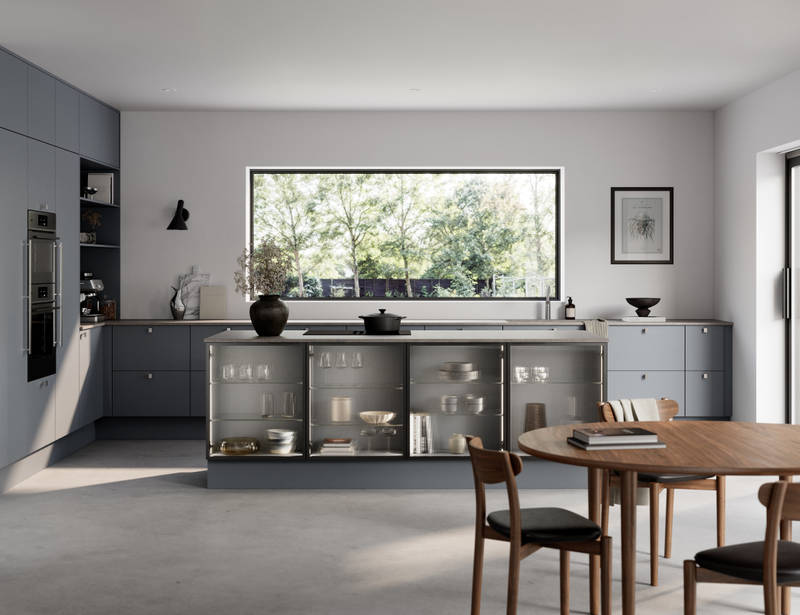 Mat og silkeblødt laminatkøkken Cover i Soft laminat med køkkenø fra INVITA med et seamless udtryck i farve Blåler, vitrineskabe i køkkenøen