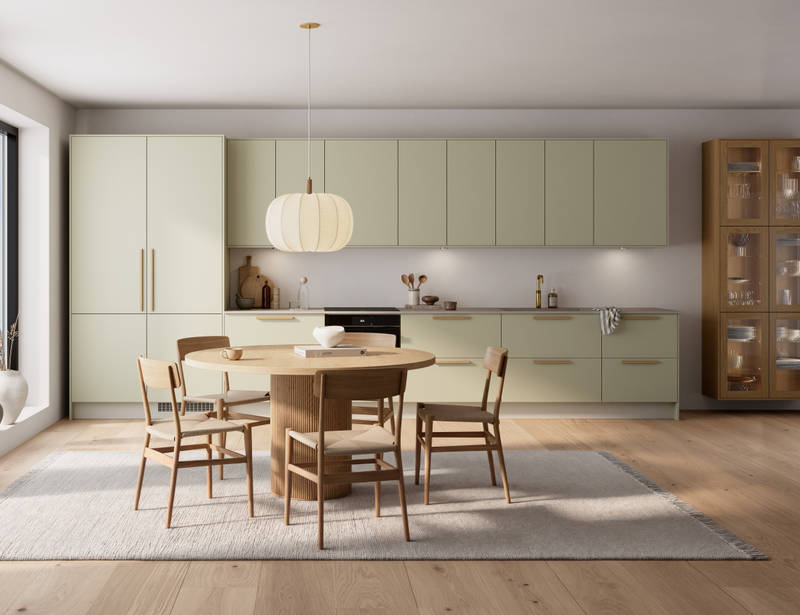 Mat og silkeblødt laminatkøkken Cover i Soft laminat med køkkenø fra INVITA med et seamless udtryck i farve Mos, vitrineskabe