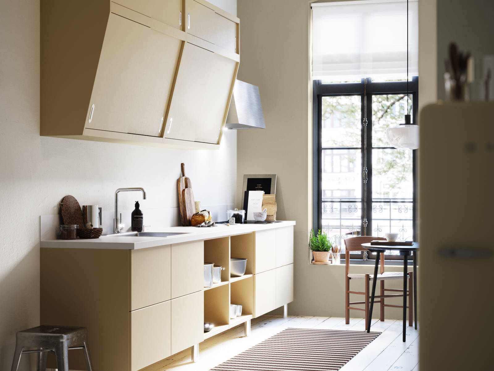 Kjøkkenmodellen Granli er en innovativ og herlig retromodell med skyvedører i overskap som heller mot deg.