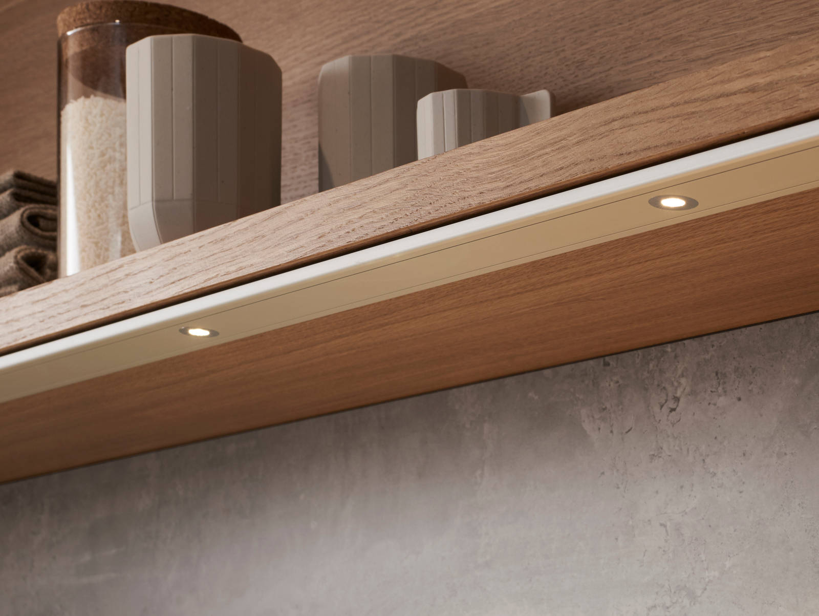 Elegant og moderne eikekjøkken. Slette fronter i eikefinér med integrert kantlist i eik som markerer kjøkkenets linjer og komposisjon.