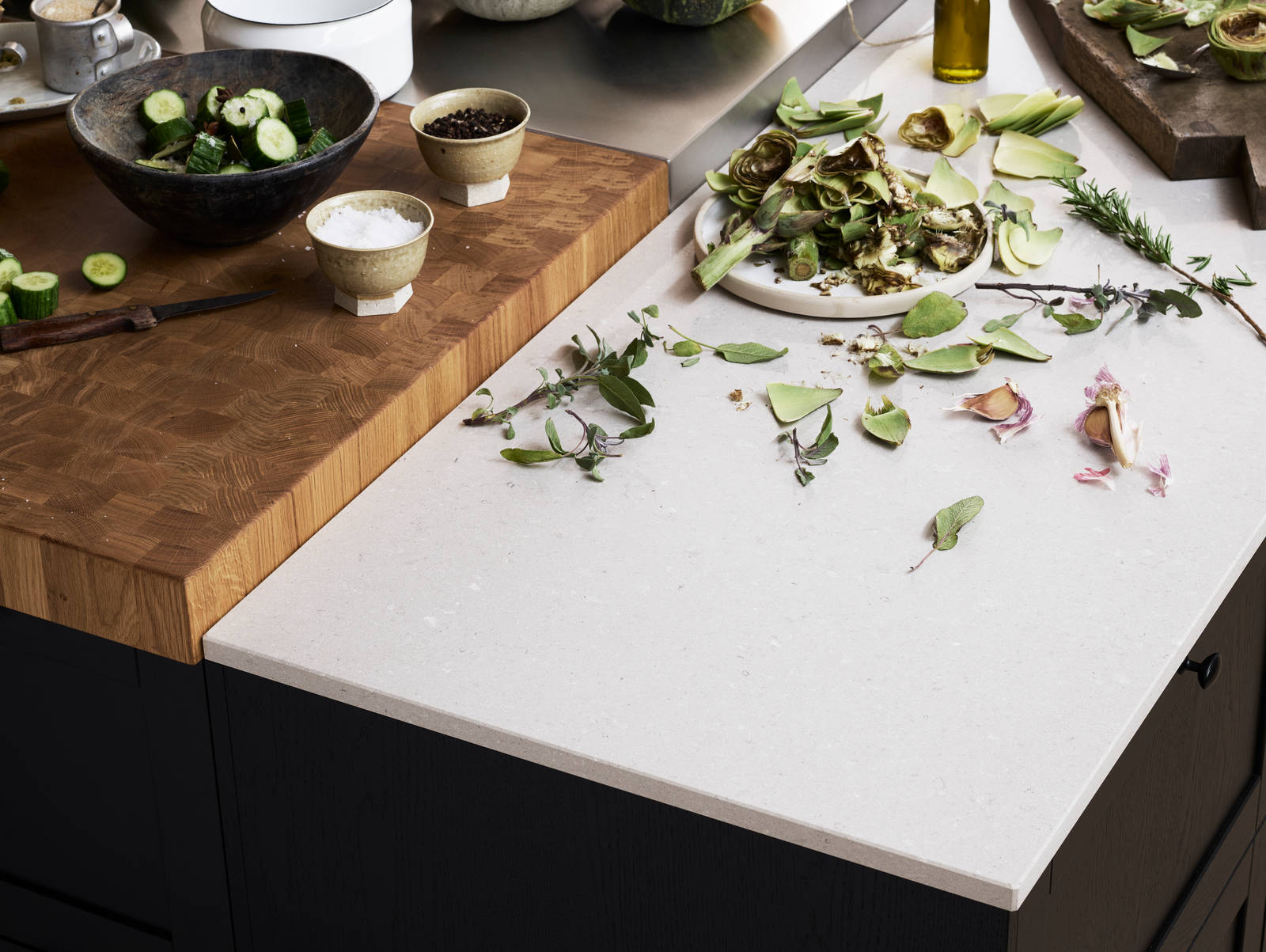 Rustikk og landlig kjøkkenmodell i heltre eik. Front med enkel ramme og slett fylling gjør at du kan variere uttrykket på kjøkkenet fra det helt moderne til det rustikke landlige preget alt etter hvilket tilbehør du velger.