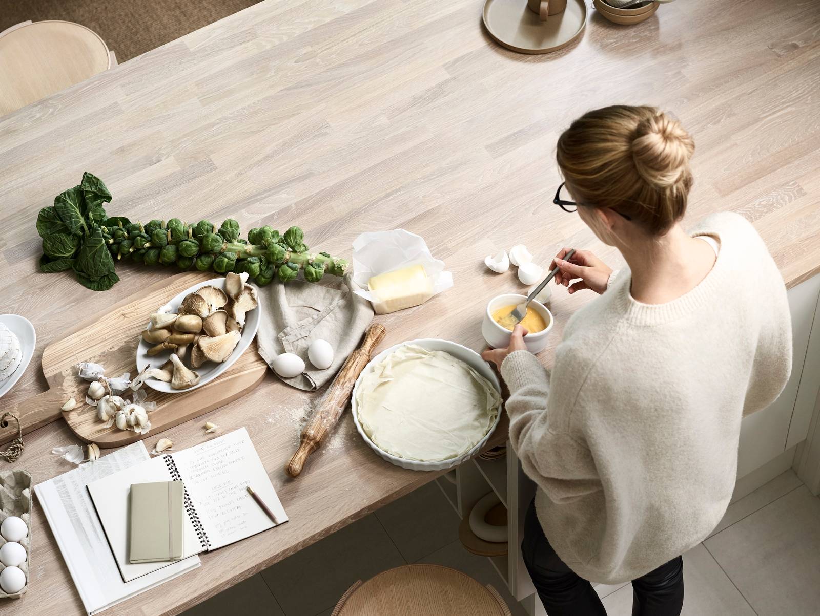 Mild og godlynt kjøkkenmodell i lys eik med liggende trestruktur og innfreste grep.