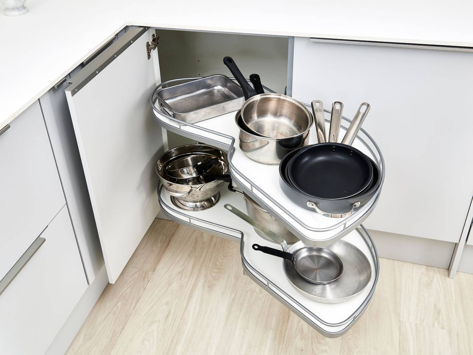 Rotating carousel system in corner cabinet
