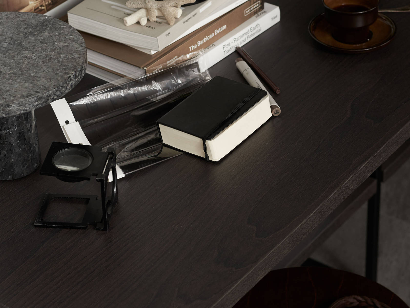 Integrerat skrivbord i kökets vägghylla