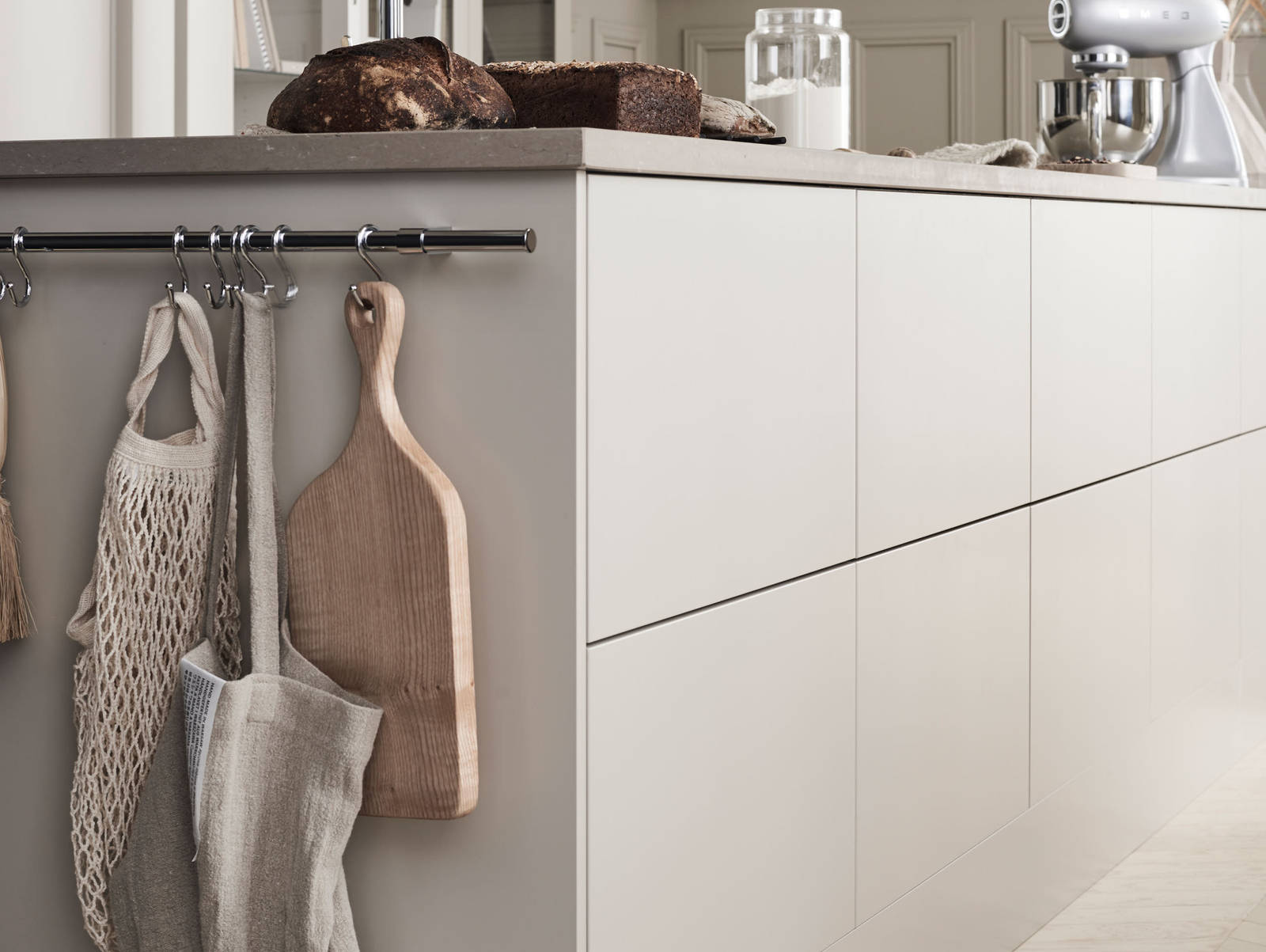 Arkitekt plus beige med bänkskivan Beach Clay i kvartskomposit