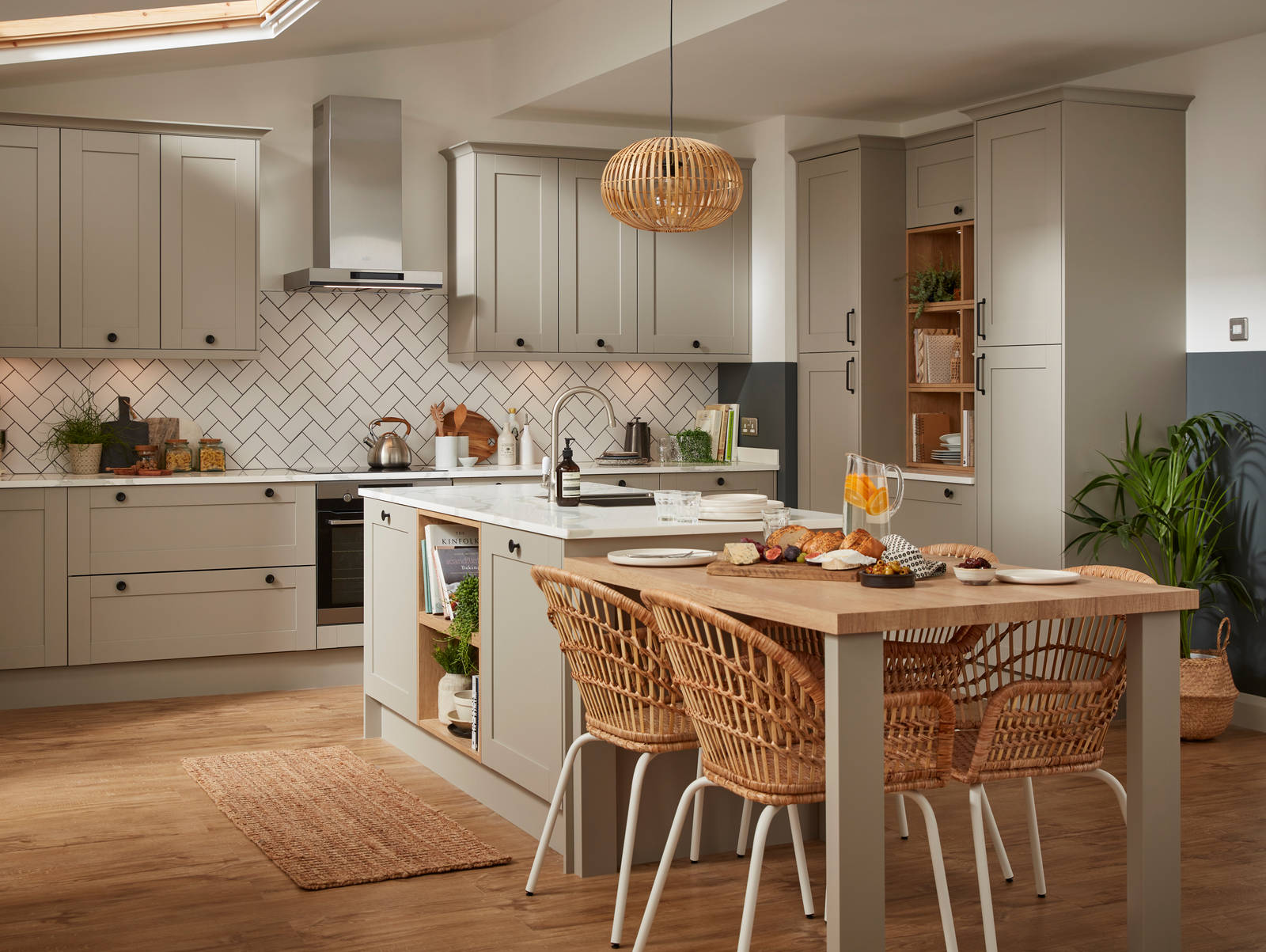 Tatton Kitchen by Magnet. A beautiful easy to use kitchen with traditional features with stylish modern touches.