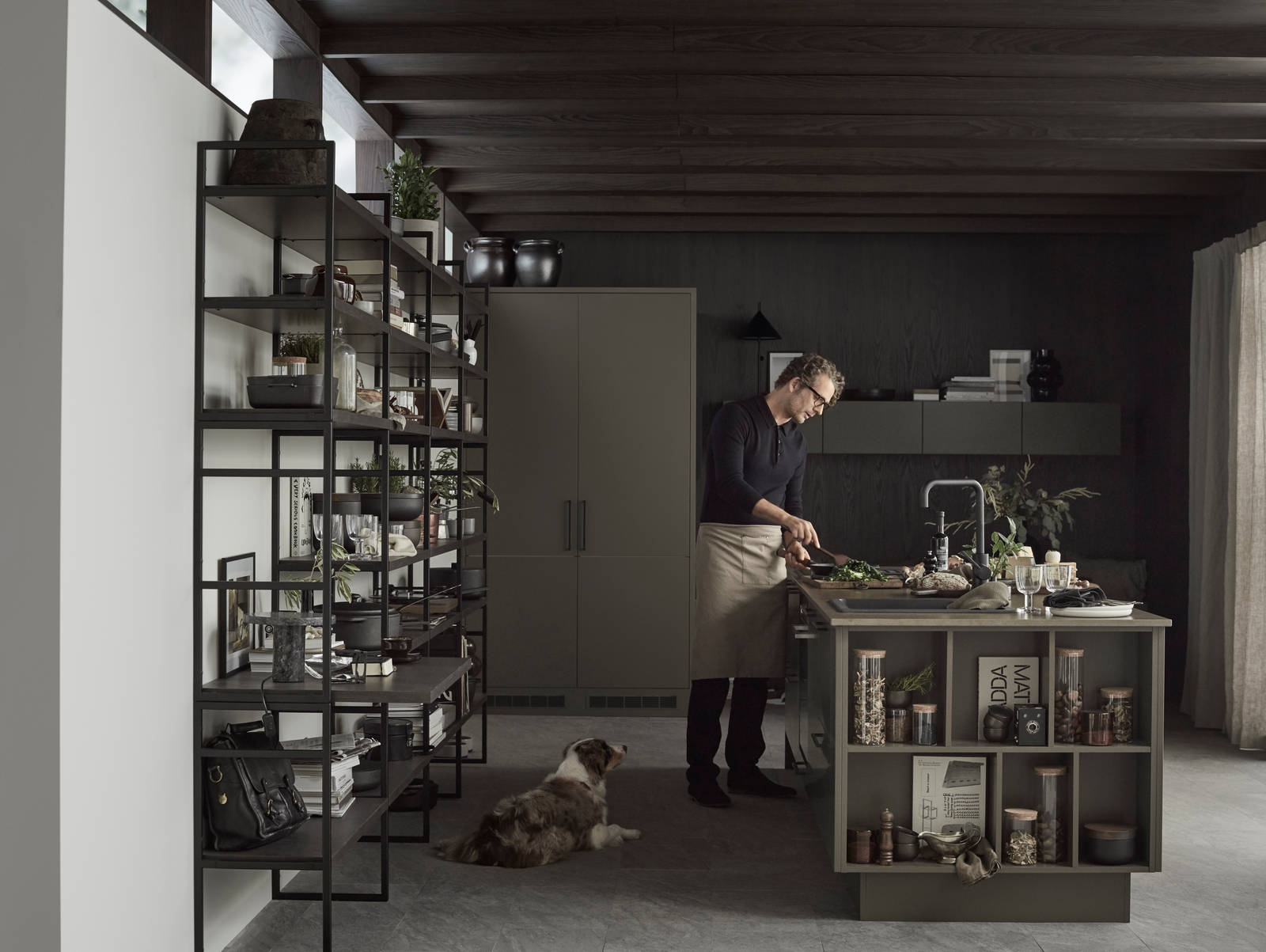 Marbodal Arkitekt plus Bark - i brun kulör. Köksö, med avslutningshylla, stor vägghylla med ett integrerat skrivbord, och matsalshörnet
skapar flera inbjudande platser i köket.