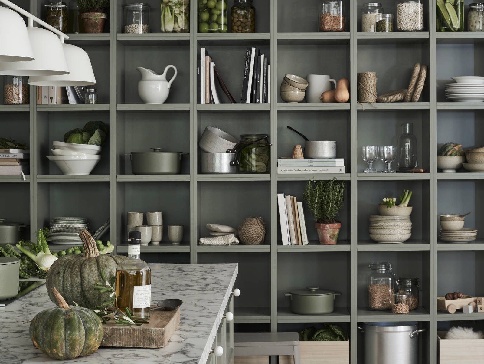 Marbodal Fagerö Tall -  öppen hylla i samma kulör som köket skapar en hemtrevlig känsla.