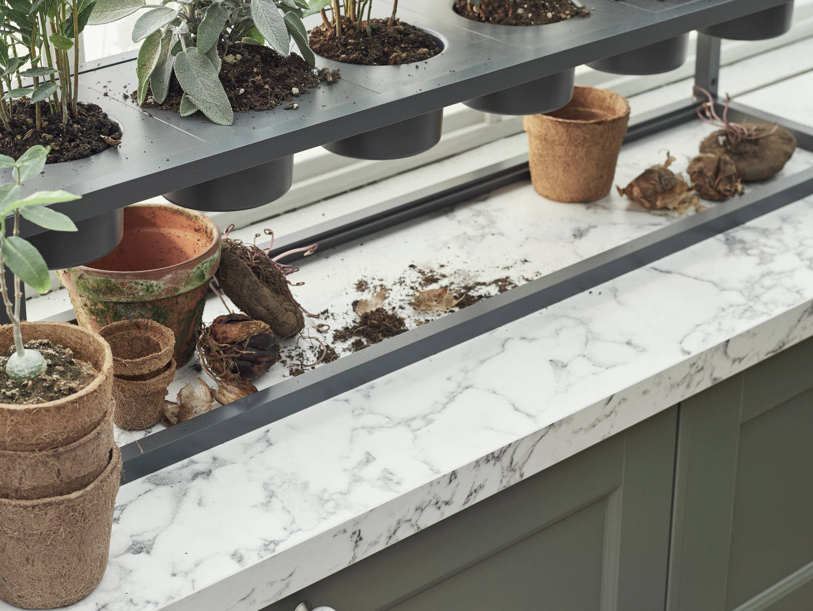 Marbodal Fagerö Tall - ramhylla med behållare för odling.