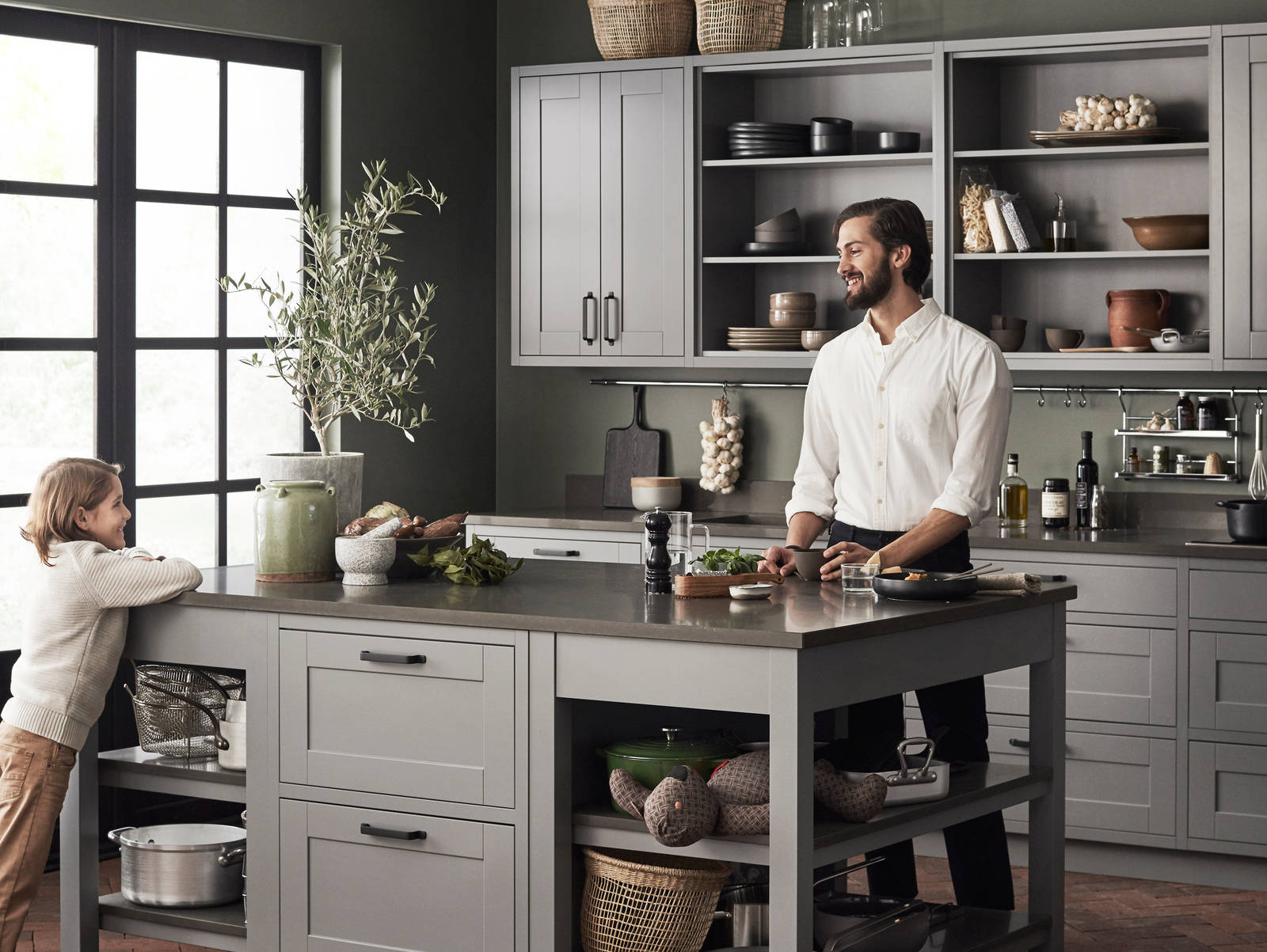 Marbodal Form Åska -ök i mellangrå kulör i PLUS-utförande som skapar en platsbyggd känsla. Avslutningshylla för köksön ger en lättare känsla samt skapar plats för förvaring.