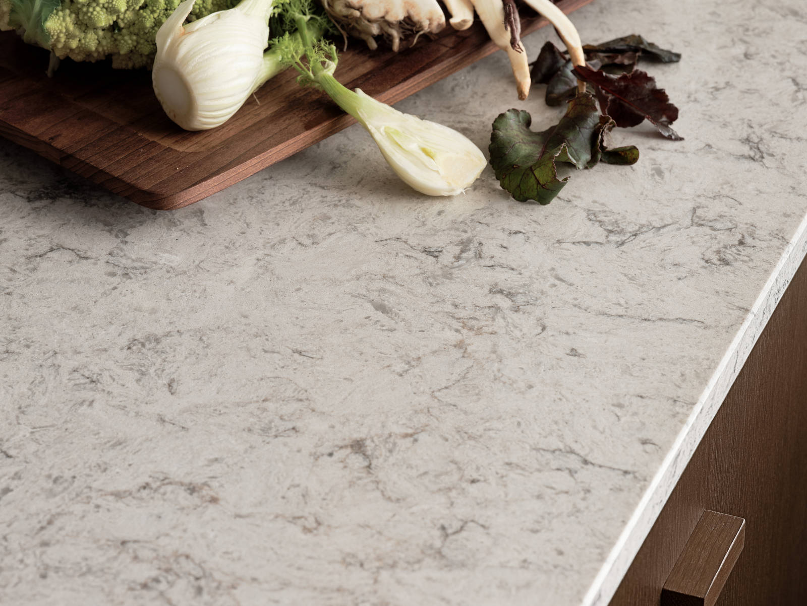 Be naturen inn og la de organiske formene møte hverdagen i Signatur Favn – et grenseløst kjøkken med naturens former i fokus.