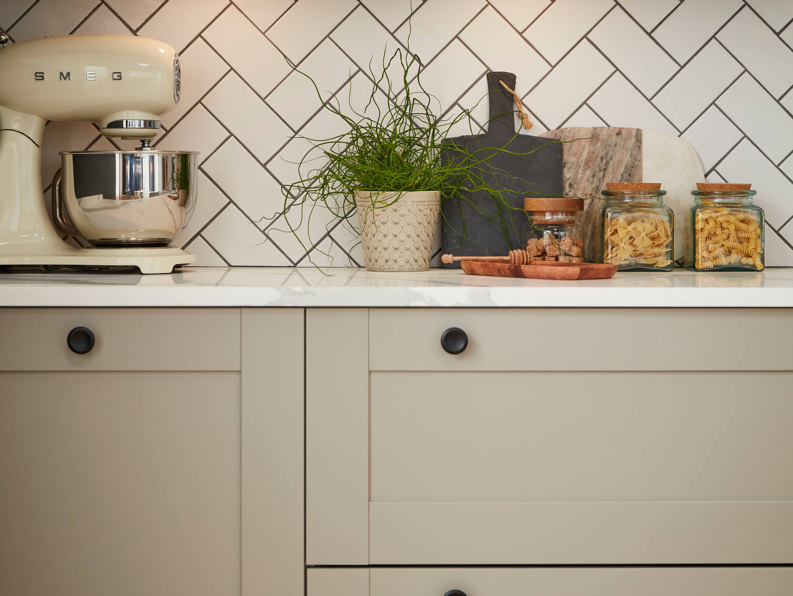 Tatton Kitchen by Magnet. A beautiful easy to use kitchen with traditional features with stylish modern touches.