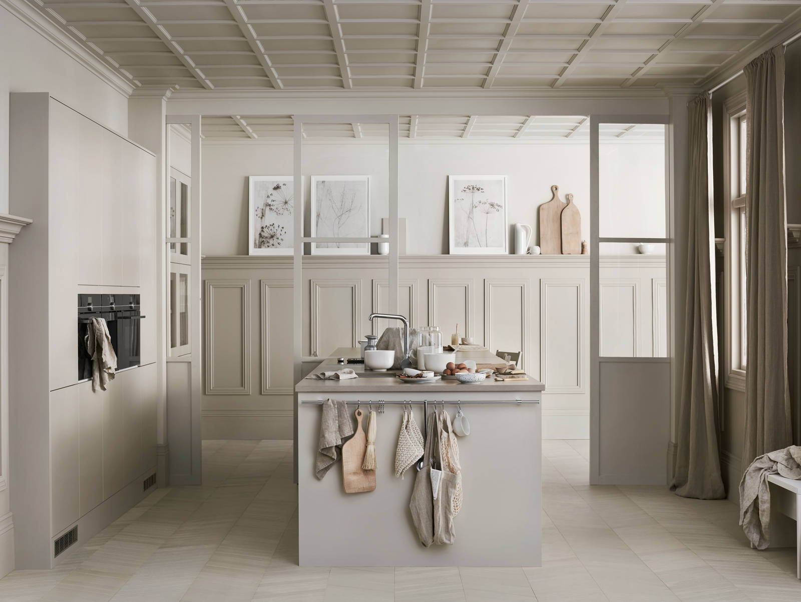 Et helhetlig bilde av det moderne beige kjøkkenet Line fra Sigdal med glatte dører i fargen Korn