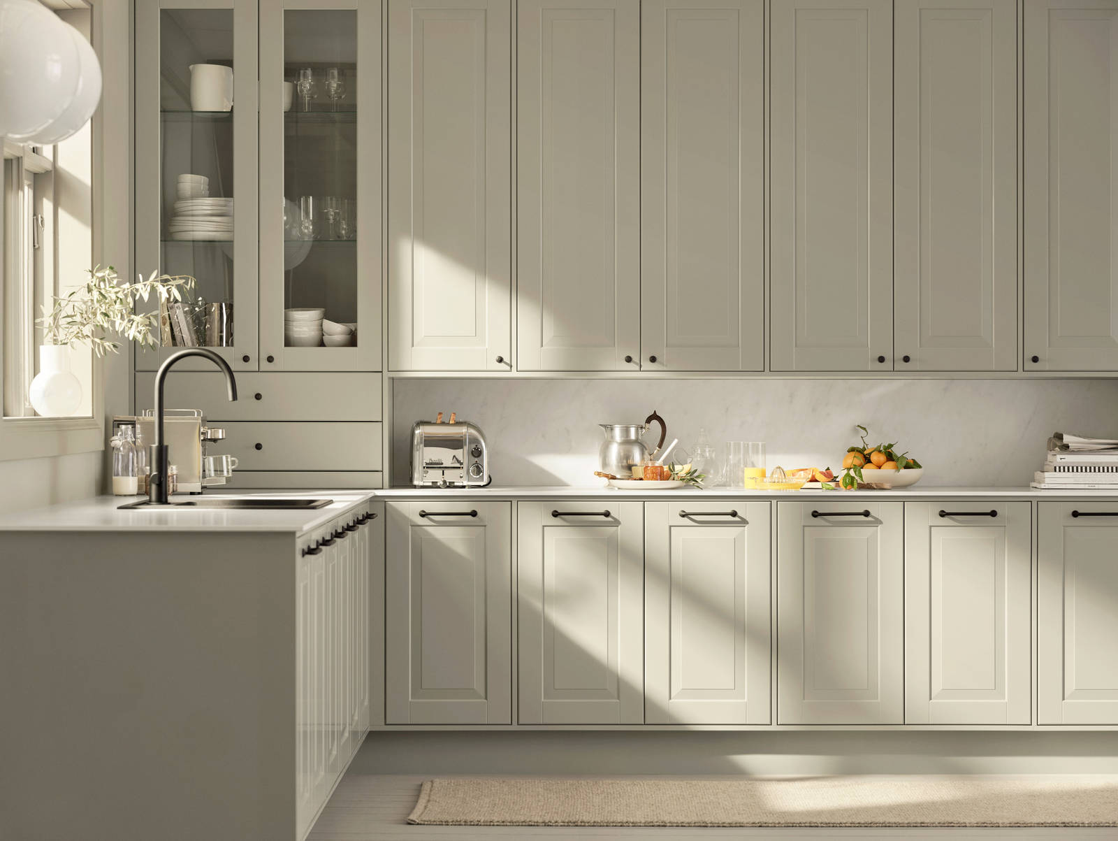 Eksklusivt tradisjonskjøkken med herskapelig preg. Klassiske speilfronter med fylling og markerte profilspor som gir dybdevirkning og skyggespill. Herregaard leveres med fronter i MDF eller eik.