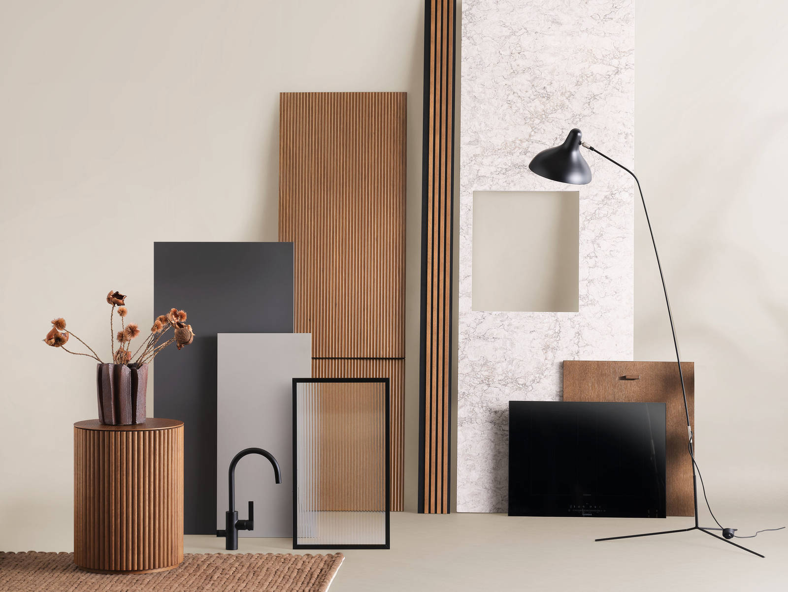 Köksluckor, bänkskivor, mattsvart rundad blandare från tapwell, vitrinlucka med räfflat glas