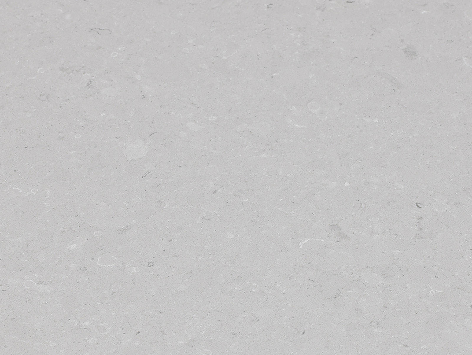 Naturstein er naturens eget produkt som gjør at det vil kunne være avvik fra prøver og bilder til faktisk leverte benkeplater. Materialet er slitesterkt og tåler røff behandling. En steinplate trenger lite vedlikehold, men platen bør tilføres fett for å hindre nedtrengning av forskjellige former for fett og smuss. En benkeplate i naturstein løfter kjøkkenet og gir det et eksklusivt og elegant preg.