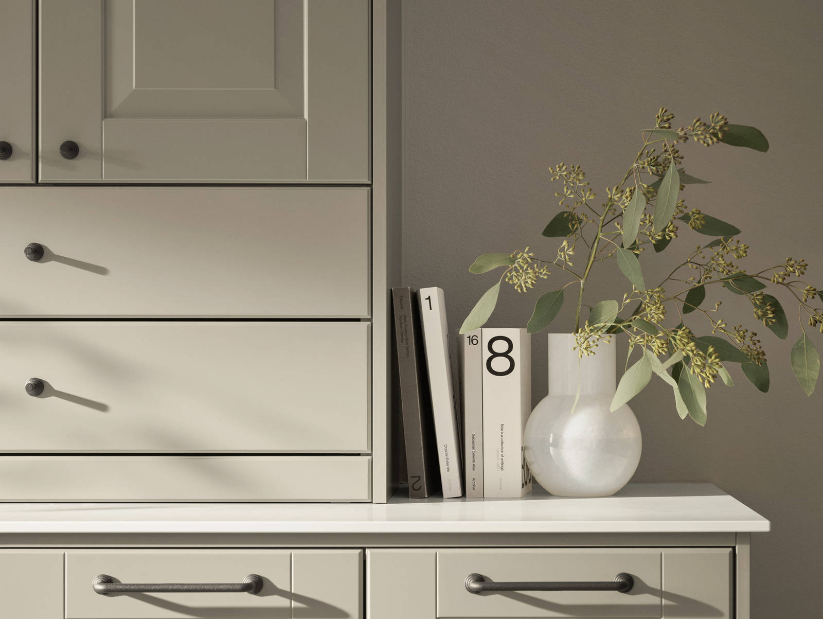 Sorte håndtak i kjøkken med herskapelig preg