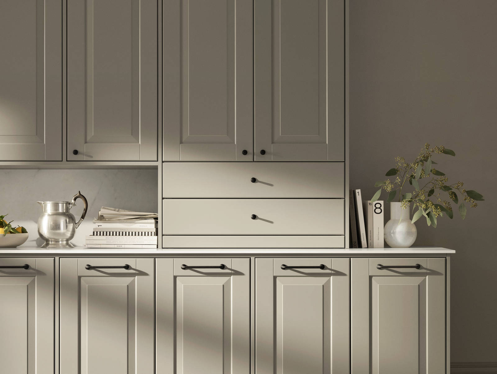 Eksklusivt tradisjonskjøkken med herskapelig preg. Klassiske speilfronter med fylling og markerte profilspor som gir dybdevirkning og skyggespill. Herregaard leveres med fronter i MDF eller eik.