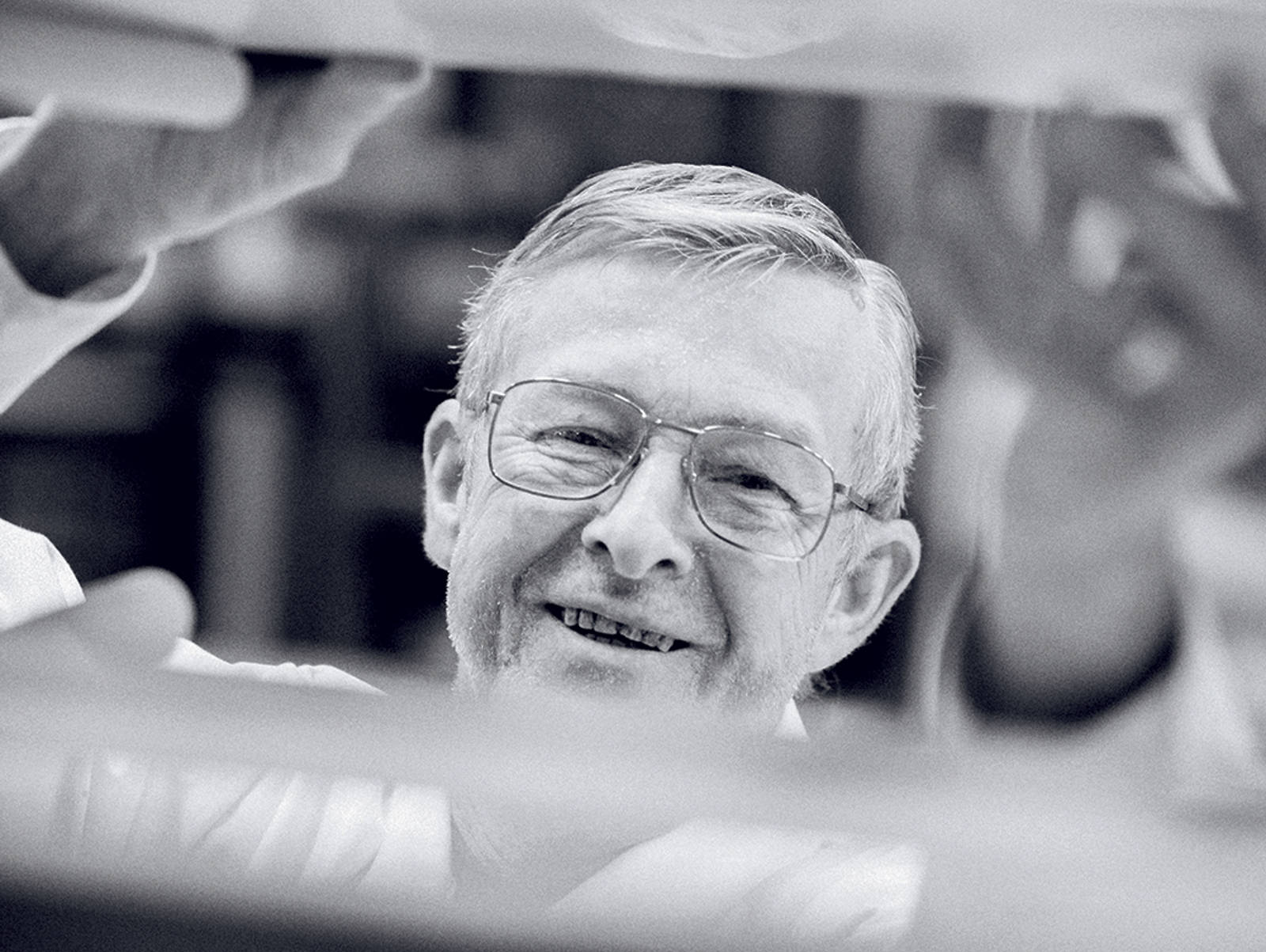 Leende man arbeter i fabrikk