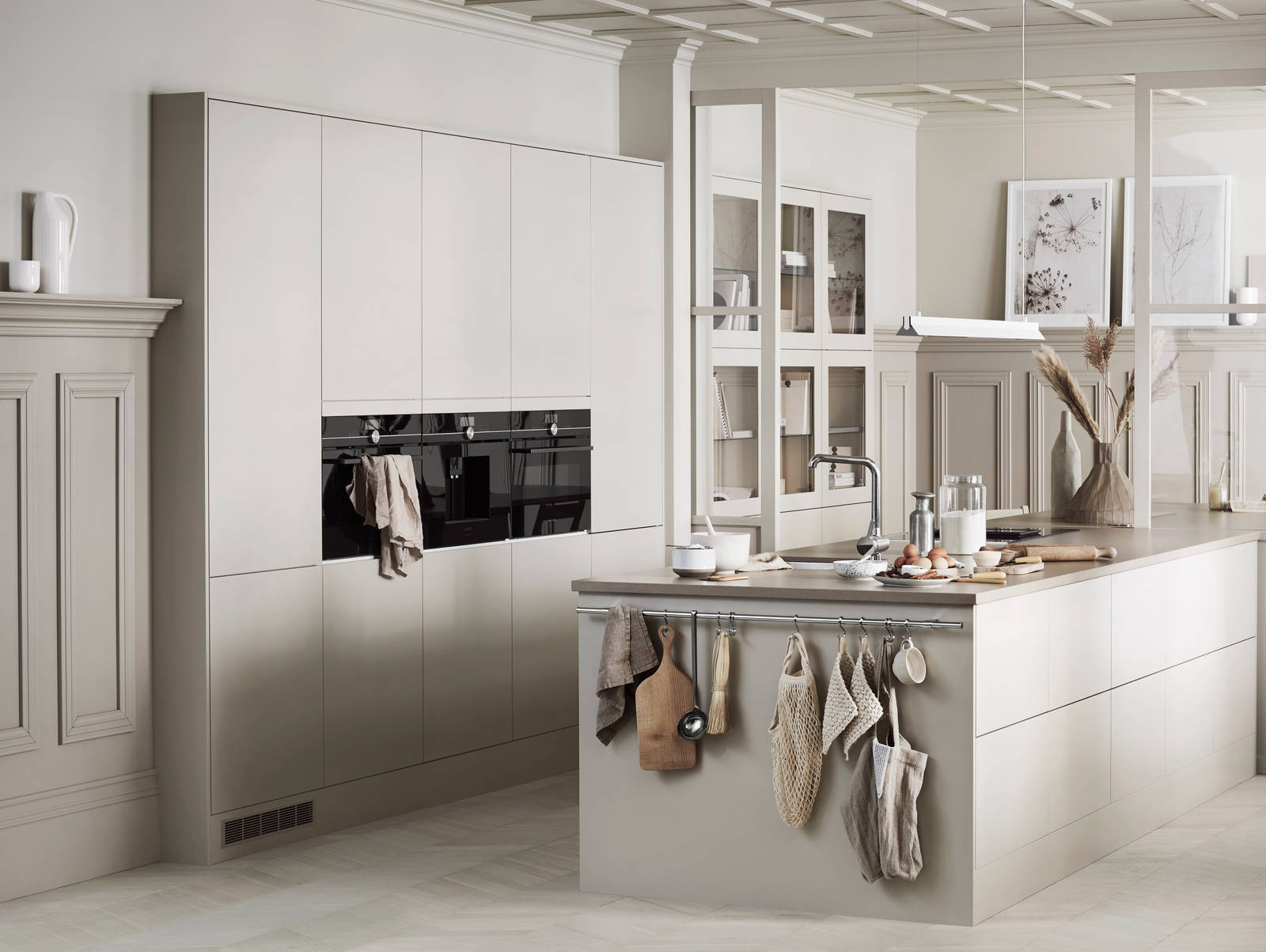 Sigdals stilige kjøkkenmodell Line Korn i åpent og lyst kjøkken innredet med kjøkkenutstyr og innredning i naturmaterialer.