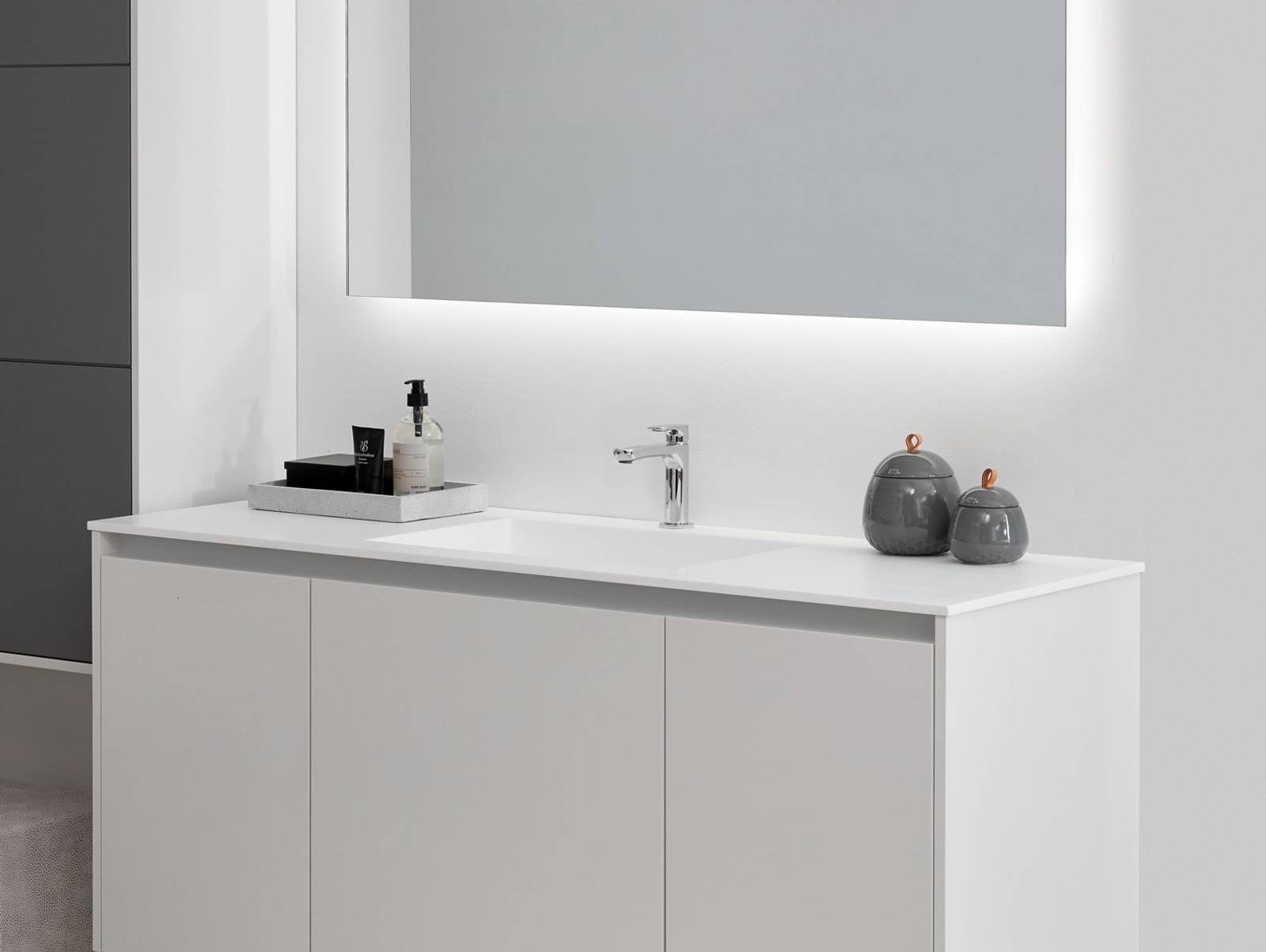 Enkel badeværelse med mulighed for at skabe et helt personligt badeværelse, hvid farve Frost fra INVITA