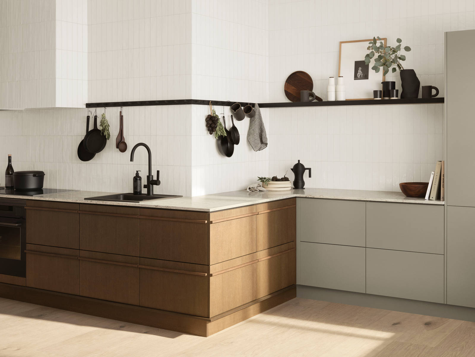 Marbodal färgkollektion Jordnära möter trä. Med Signatur Ekbacken i brunbets kombinerad med färgen Sand får du en stilfull och lugnande känsla i ditt kök.