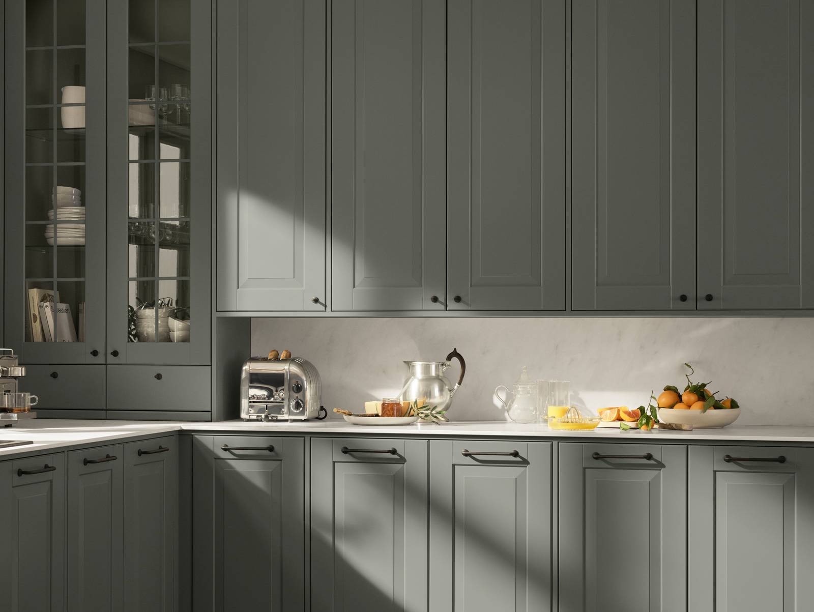 Lindö Tall i PLUS-utförande med platsbyggd känsla. Bänkstående vitrin skåp med lådor.