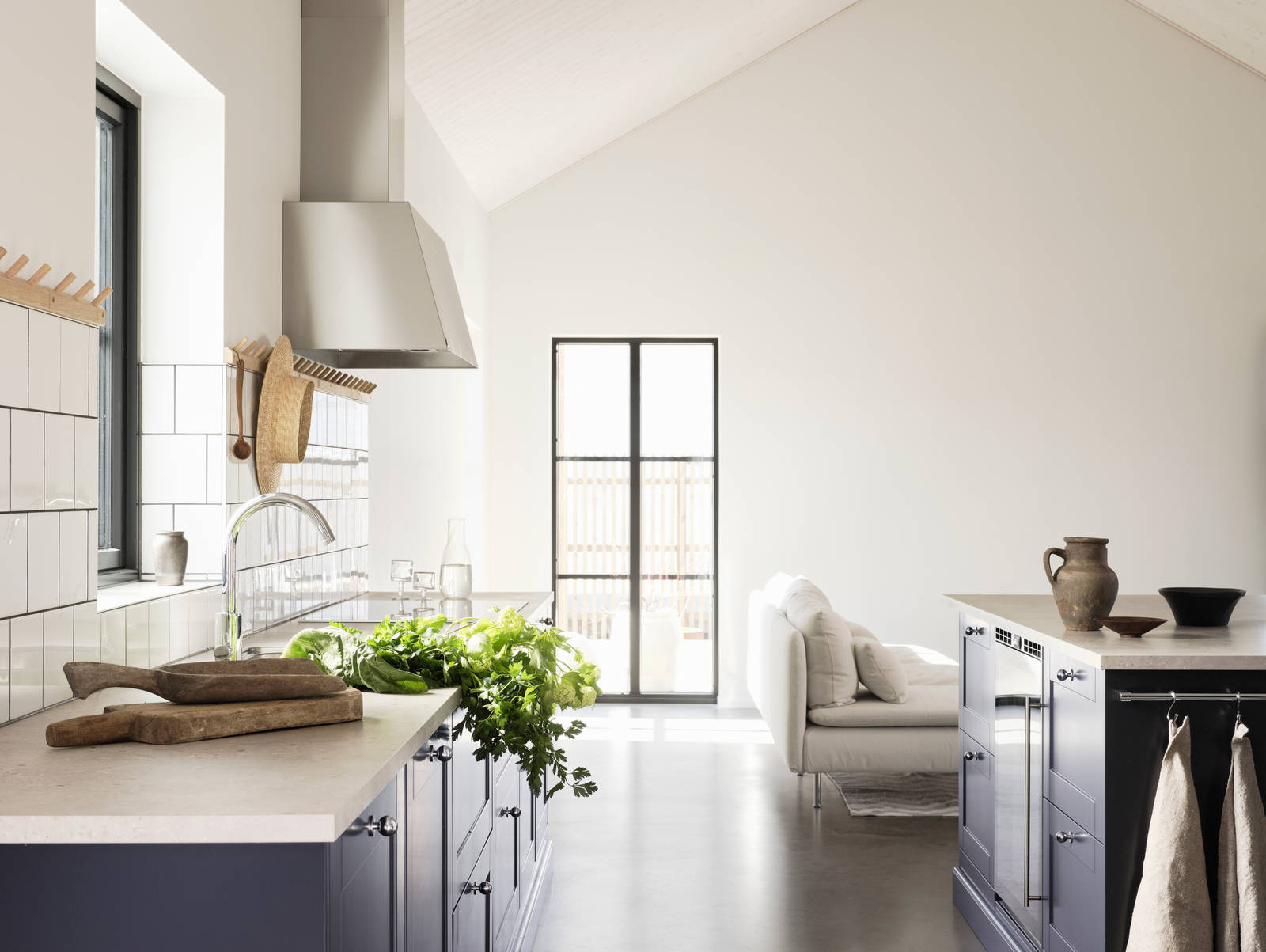 Vår landlige og vakre kjøkkenmodell Scala malt i fargen hav.