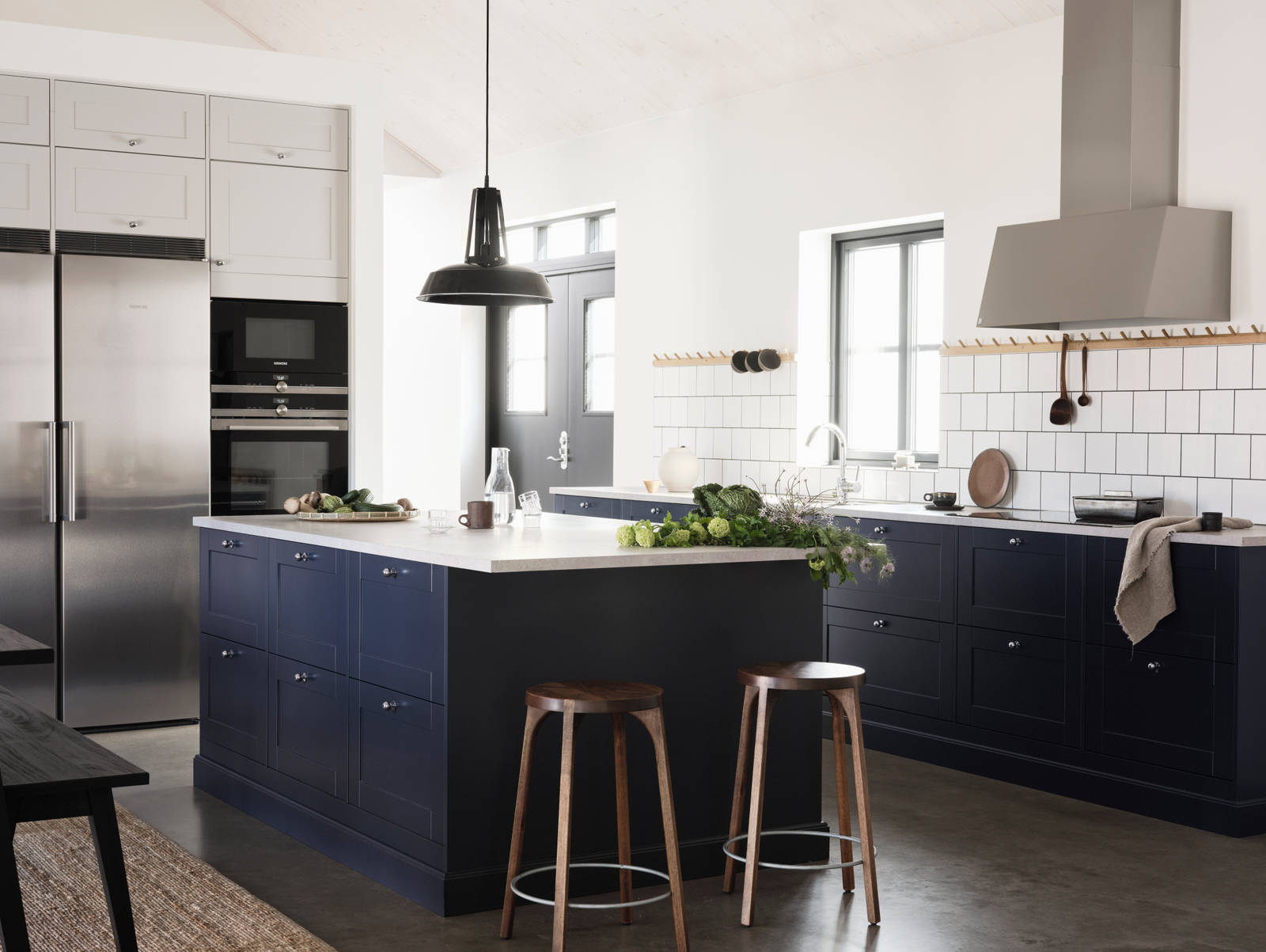 Vår landlige og vakre kjøkkenmodell Scala malt i fargen hav.