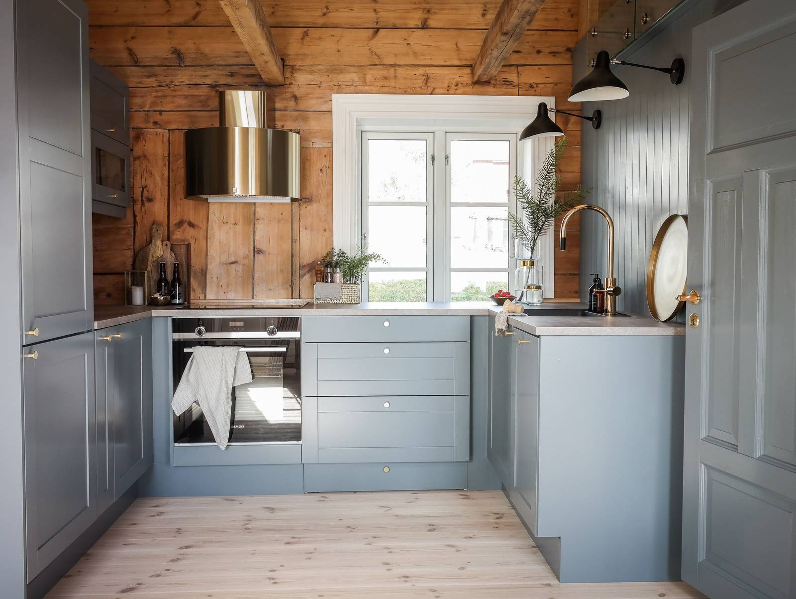 Vakkert hyttekjøkken i fargen isblå levert av Studio Sigdal Molde.